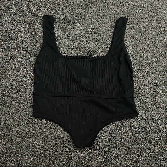 PRETTYLITTLETHING Black Ribbed Cropped Tank Top Sleeveless Casual Shirt Dip Hem - Picture 7 of 16